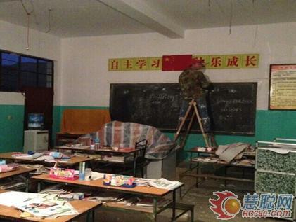 友情漆紅河經(jīng)銷商王宏免費(fèi)為己白小學(xué)刷新內(nèi)墻
